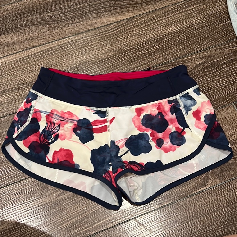 Size 4 Lululemon Speed Up Shorts. Discontinued pattern. Great Condition.